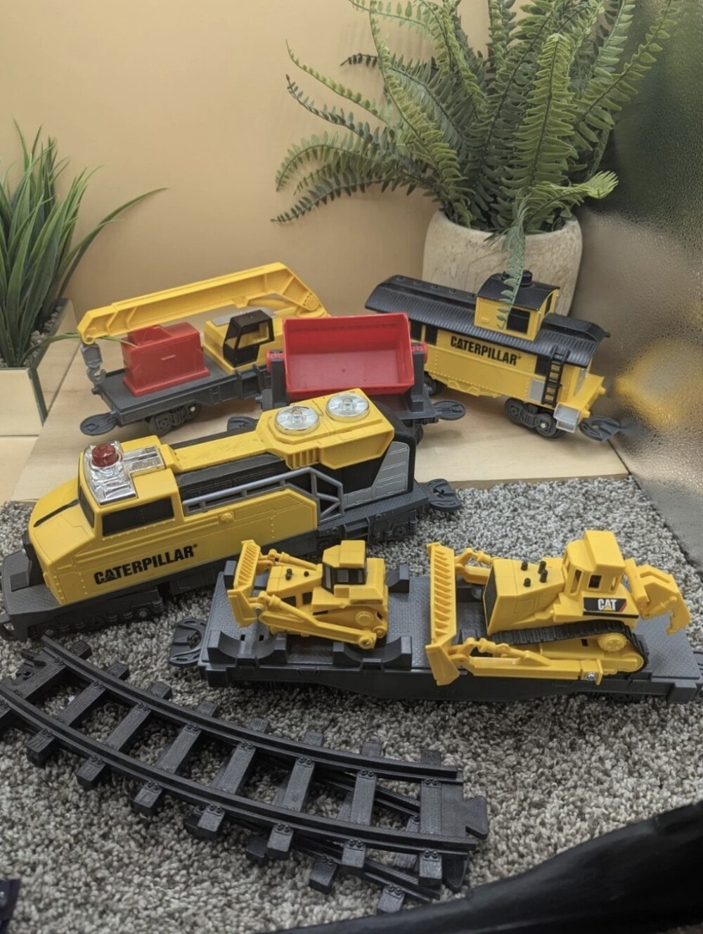 Train Set Caterpillar Fully Running Full Track Engine And 4 Cars And Equipment
